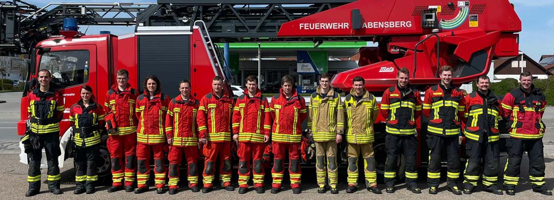 Die Teilnehmer aus dem Landkreis Kelheim vor der Drehleiter der Freiwilligen Feuerwehr in Abensberg (Foto: Kreisbrandmeister Wolfgang Kargl)