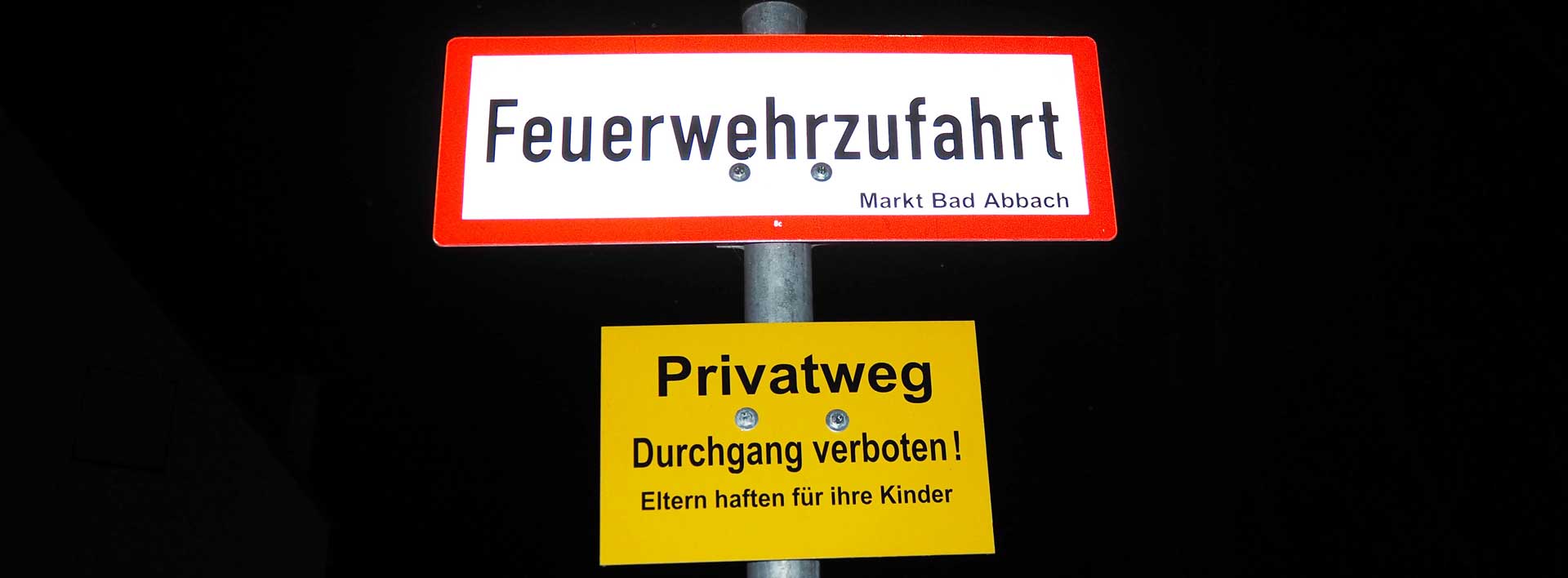 Oft werden die Hinweisschilder zur Feuerwehrzufahrt missachtet (Foto: Nadine Meier/ZV KVS Oberpfalz)