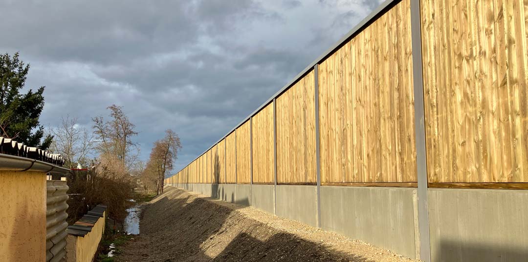 Seit 15. November ist die Lärmschutzwand an der B 16 bei Saal fertig - Foto von der Anliegerseite - (Foto: Weigand/Staatliches Bauamt Landshut)