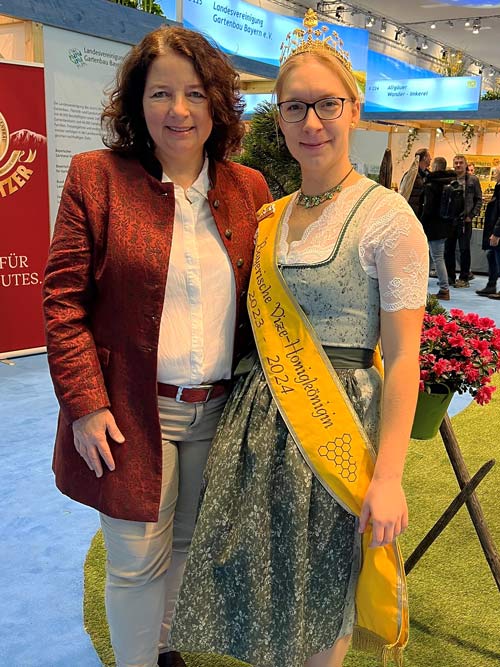 Ruth Müller, MdL mit der Bayerischen Vize-Honigkönigin Laura Mache. (Foto: Sandra Löw)