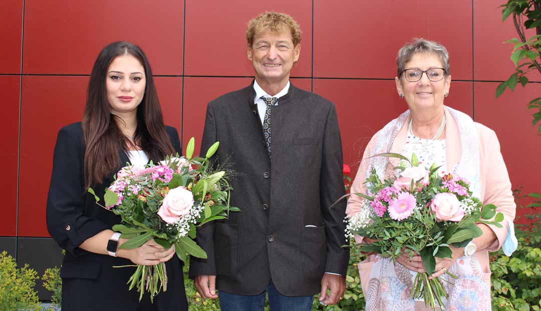 v.l.: Mehtap Usta, Rektor Wolfgang Brey sowie Angelika Mandlik (Foto: Ingo Knott/Stadt Abensberg)