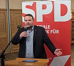 Der Niederbayerische Europakandidat Severin Eder hielt eine kämpferische Rede für die Demokratie in Europa. (Foto: SPD-Niederbayer)