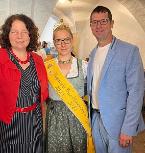 Ruth Müller, MdL und die Bayerische Vize-Honigkönigin Laura Mache mit dem Bogener SPD-Stadtrat Stefan Amann. (Foto: Thomas Gärtner)