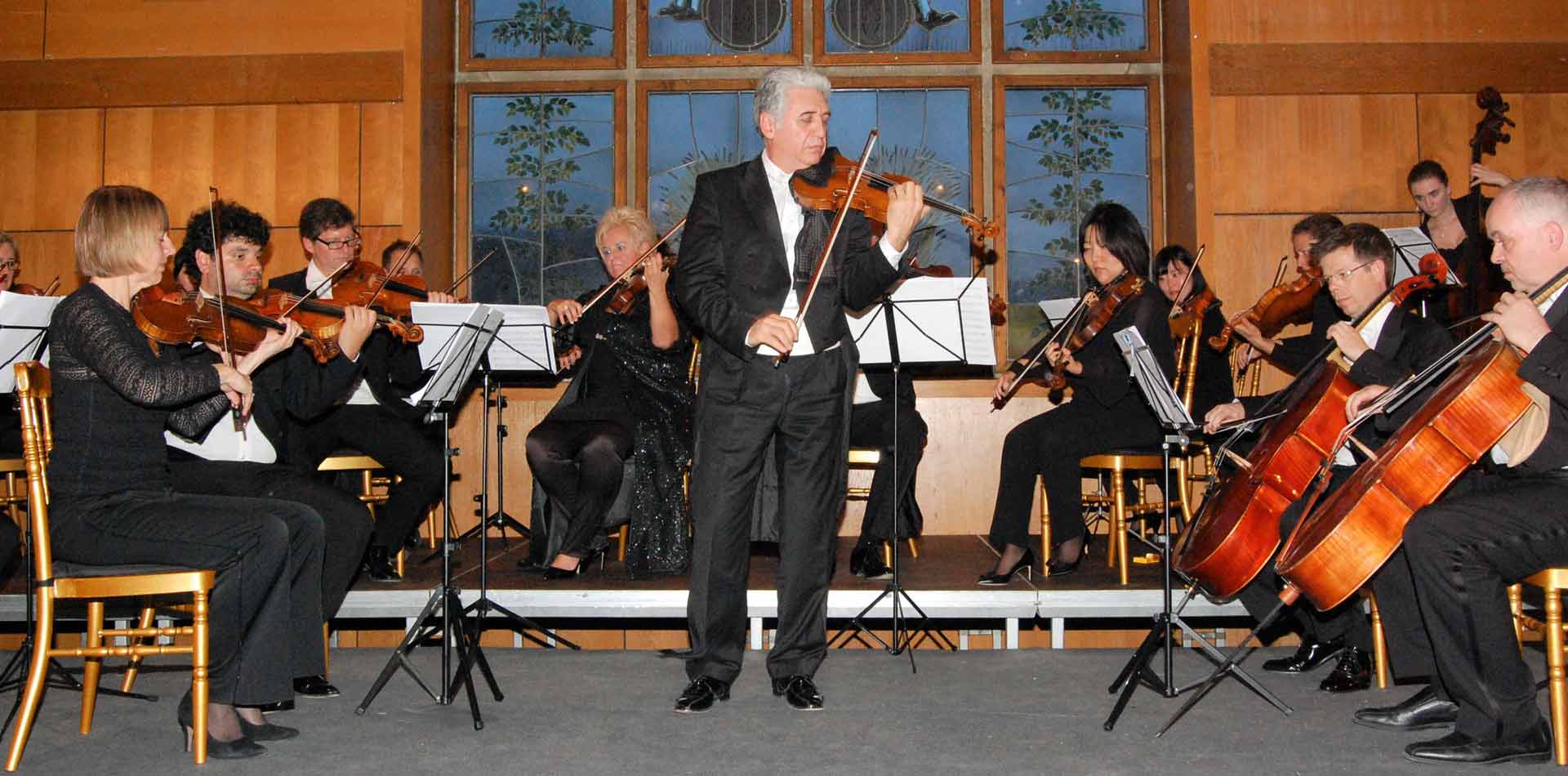 Sreten Krstić Mit dem Gasteig-Orchester München im Festsaal des Weißen Brauhauses Kelheim; (Foto: © Irmi Schmailzl)