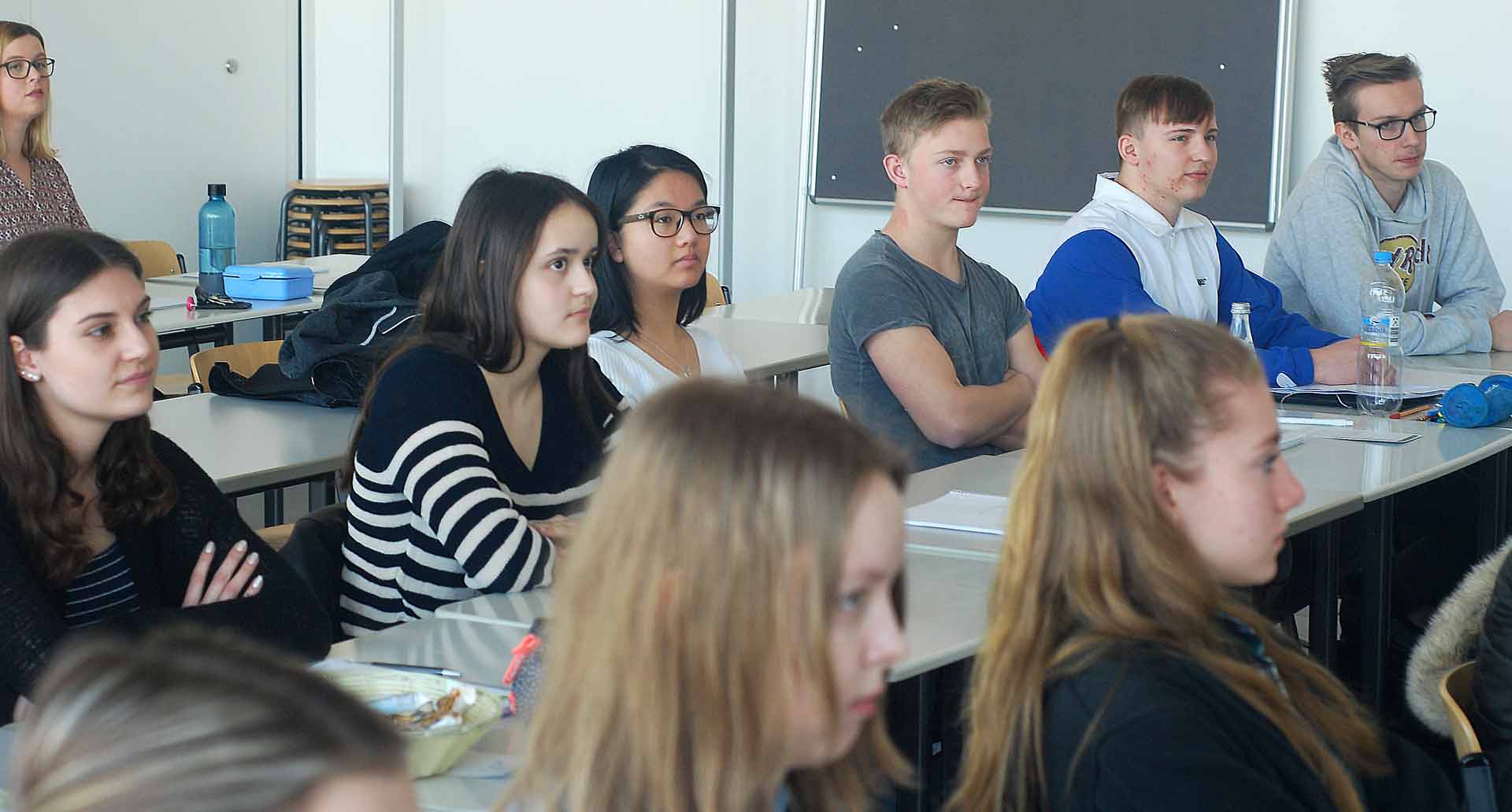 Die Schülerinnen und Schüler der Klasse FW11c sind begeistert über die Lerninhalte. (Foto: Florian Pollich)