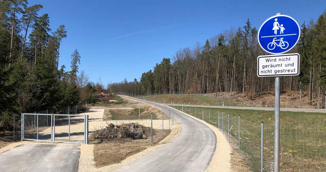 An der B 300 südlich von Münchsmünster ist in den vergangenen Monaten ein neuer Geh- und Radweg entstanden.  (Foto: Tobias Nagler/Staatliches Bauamt Landshut)