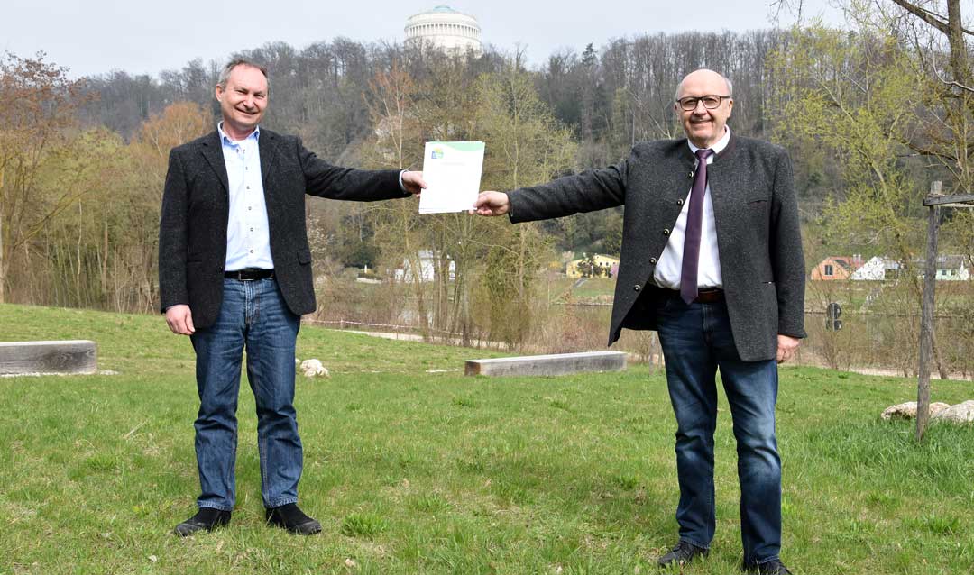 Landrat Martin Neumeyer übergibt Mario Kunzendorf die Urkunde (Foto: Lukas Sendtner/Landratsamt Kelheim)
