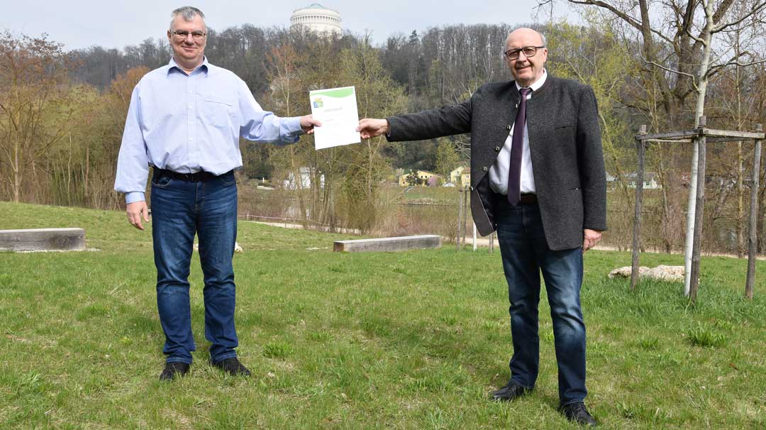 Landrat Martin Neumeyer übergibt Claus Marchner die Urkunde. (Foto: Lukas Sendtner/Landratsamt Kelheim)