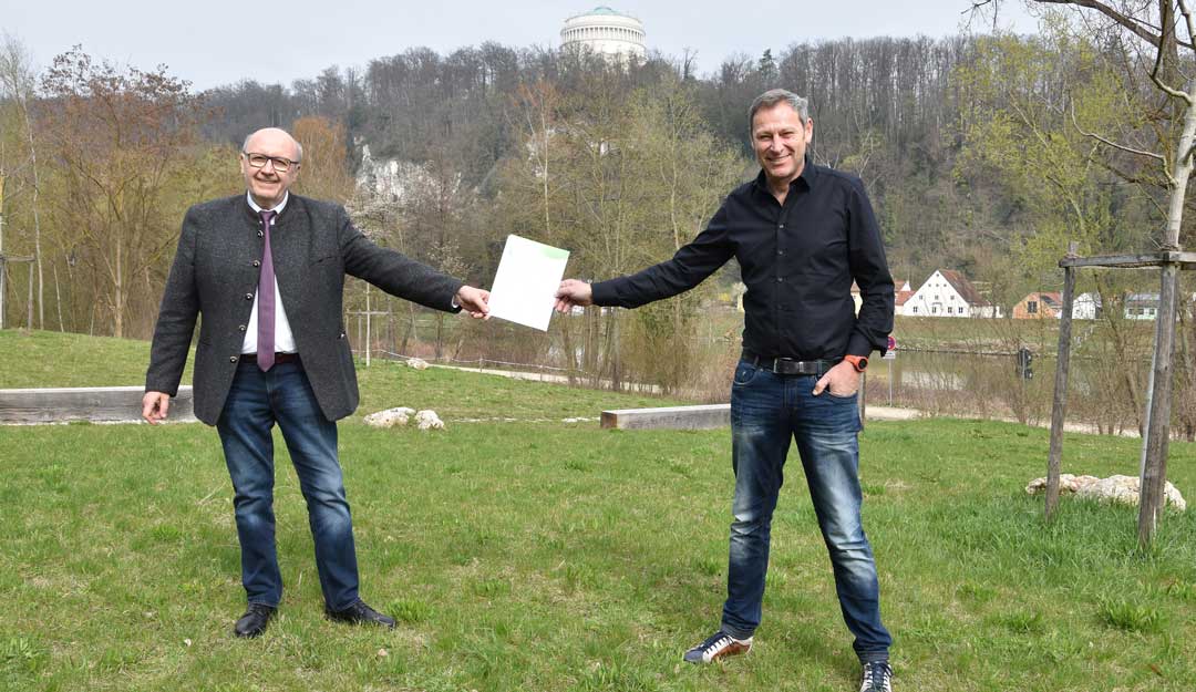 Landrat Martin Neumeyer übergibt Christian Schie die Urkunde (Foto: Lukas Sendtner/Landratsamt Kelheim)