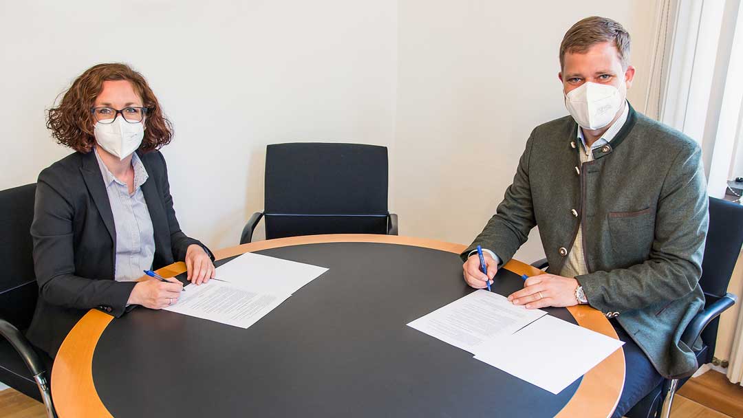 Die Leiterin der Keramikschule Landshut Dr. Veronika Märkl und Dr. Olaf Heinrich bei der Unterzeichnung der Kooperationsvereinbarung. (Foto: Bezirk Niederbayern/Bäter)