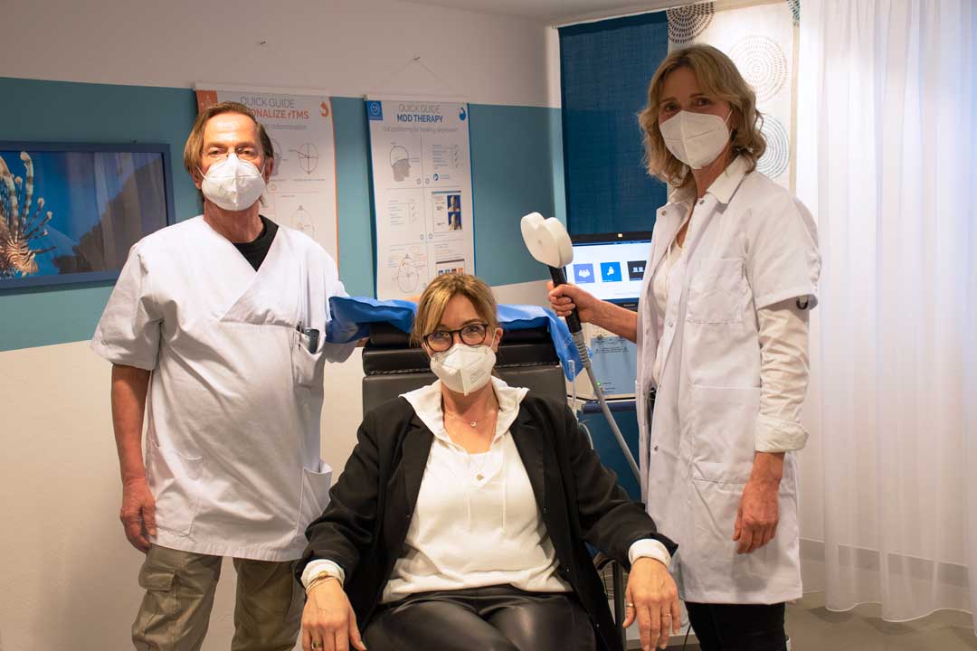 Leitender Arzt Ulrich Kornacher (links) und Ingrid Sixt (rechts) erläutern Martina Lösl, Assistentin des Krankenhausdirektors, die Behandlung mit rTMS im neuen Therapieraum (Foto: Bezirksklinikum Mainkofen)