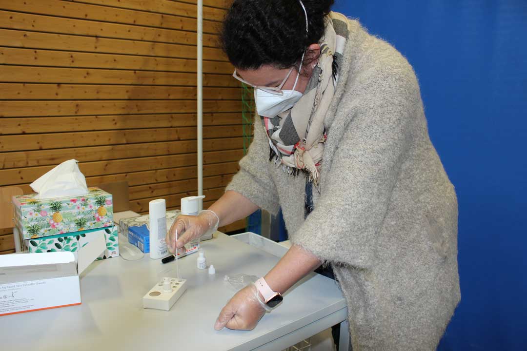 Krankenschwester Sabine Maluche beim Auswerten eines Tests (Foto: Ingo Knott/Stadt Abensberg)