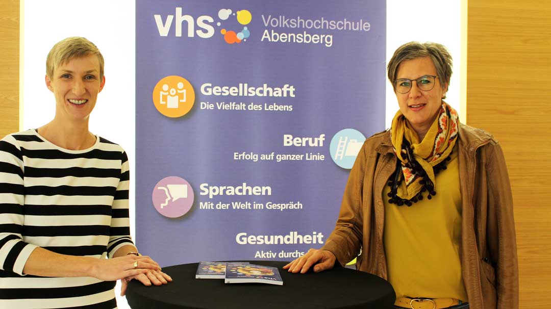 Abensbergs Bildungsreferentin Dagmar Kellner (rechts im Bild) und die Leiterin der vhs Abensberg, Katrin Koller-Ferch (Foto: Ingo Knott/Stadt Abensberg)