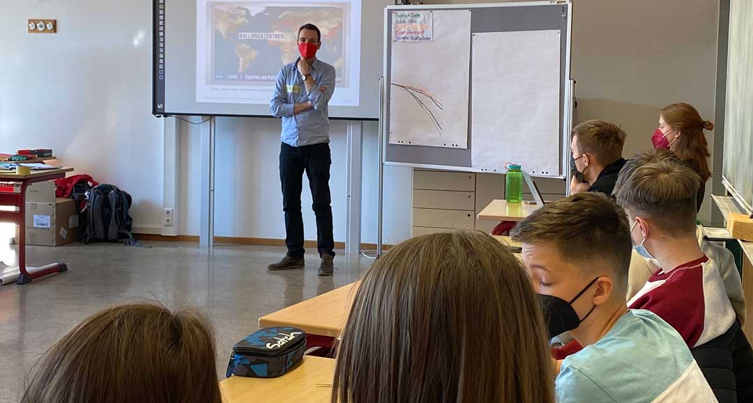 Johannes Dolderer in der Klasse W9 der Wirtschaftsschule Abensberg leitete das Planspiel zum Begriff "Gemeinwohlökonomie" (Foto: Nadine Dietz)
