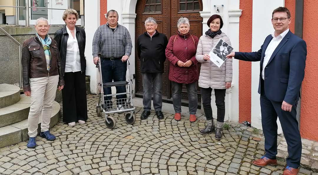 v.l.: Sabine Stegmair, Conny Bauer, Reinhold Dichtl, Engelbert Ostermeier, Kerstin Haimerl-Kunze, Bürgermeister Helmut Fichtner (Foto: Stadt Mainburg)