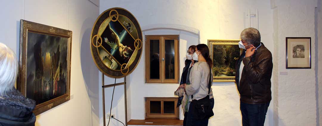 Besucher der Ausstellung beim Besichtigen der Werke des Künstlers Angerer der Ältere (Foto: Ingo Knott/Stadt Abensberg)