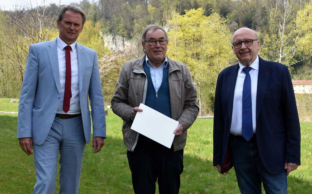 v.l.: Thomas Zehetbauer - Bürgermeister von Riedenburg, der geehrte Manfred Baumann sowie Landrat Martin Neumeyer (Foto: Lukas Sendtner/Landratsamt Kelheim)