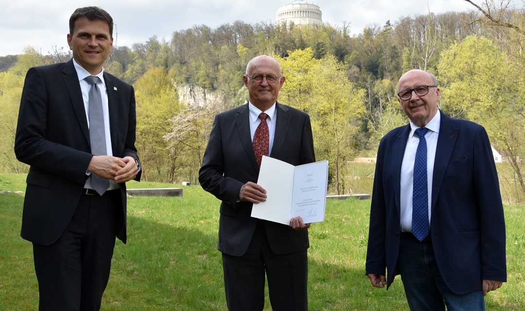 v.l.: Thomas Memmel - Bürgermeister von Neustadt a.d. Donau, der geehrte Erwin Biedermann sowie Landrat Martin Neumeyer (Foto: Lukas Sendtner/Landratsamt Kelheim)