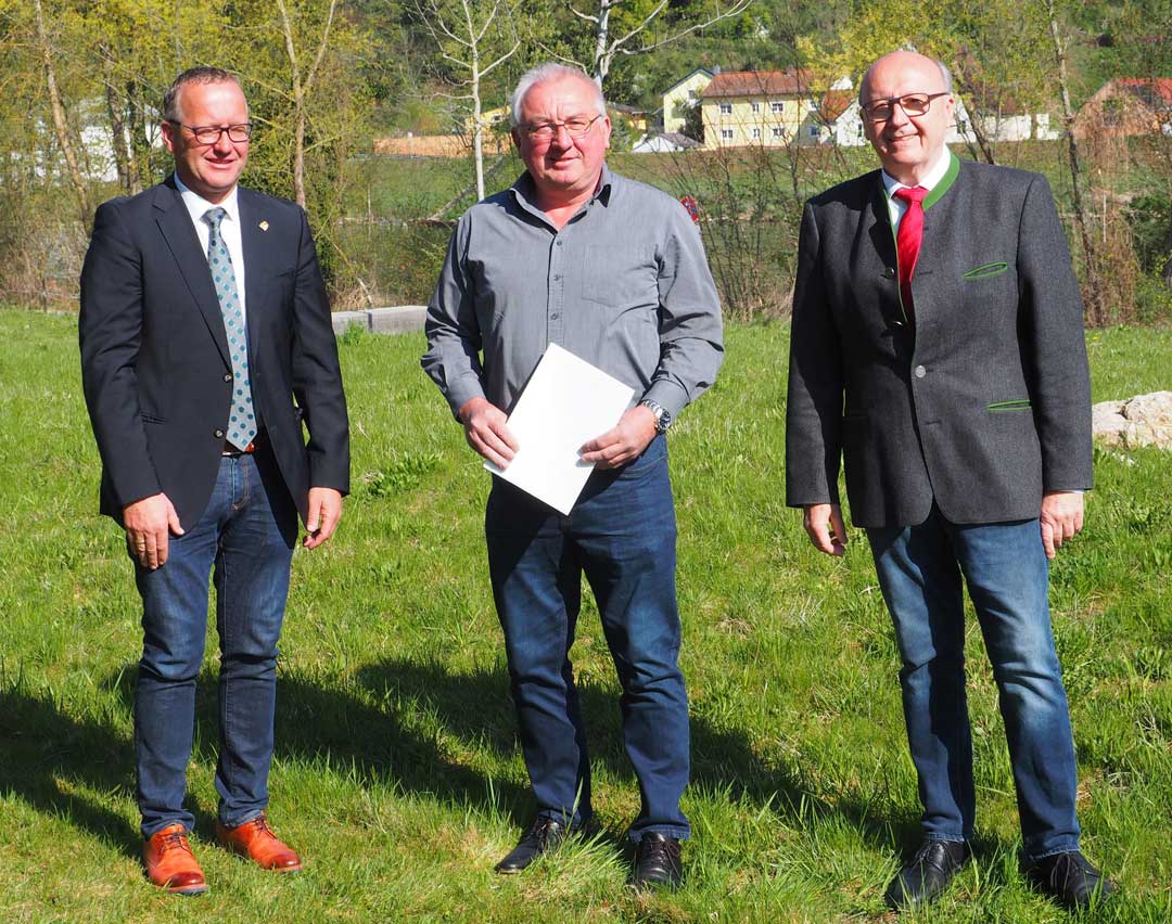 v.l.: Bürgermeister von Elsendorf: Markus Huber, Alois Bauer von 2002 bis 2020 Mitglied des Gemeinderates sowie Landrat Martin Neumeyer (Foto: br-medienagentur)