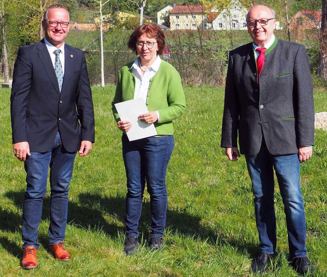 v.l.: Bürgermeister von Elsendorf: Markus Huber, Maria Anna Haage, von 2002 bis jetzt Mitglied des Gemeinderates sowie Landrat Martin Neumeyer (Foto: br-medienagentur)