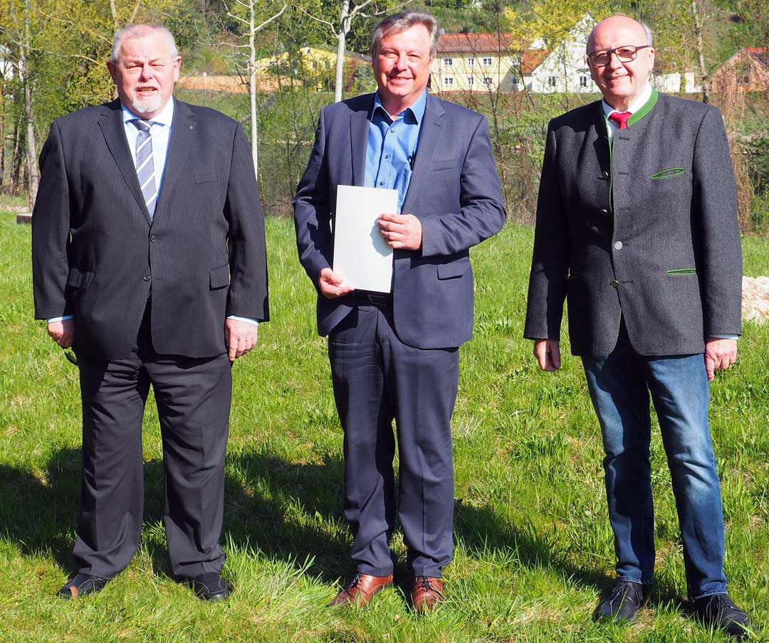 v.l.: Bürgermeister von Wildenberg: Winfried Roßbauer, Rainer Ferch, Wildenberg, von 2002 bis jetzt Mitglied des Gemeinderates sowie Landrat Martin Neumeyer (Foto: br-medienagentur)
