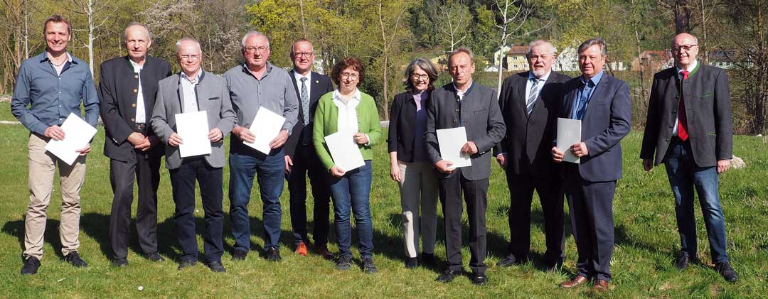 Die geehrten Gemeinderäte und Gemeinderätinnen mit den Bürgermeistern und Landrat Martin Neumeyer (Foto: br-medienagentur)