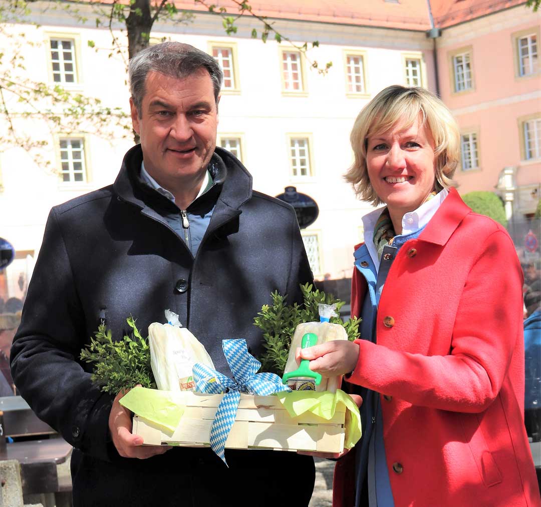 Frischen Abensberger Spargel gab es für Bayerns Ministerpräsident Dr. Markus Söder von Petra Högl bei seinem Besuch in Kelheim (Foto: Stefan Scheuerer)