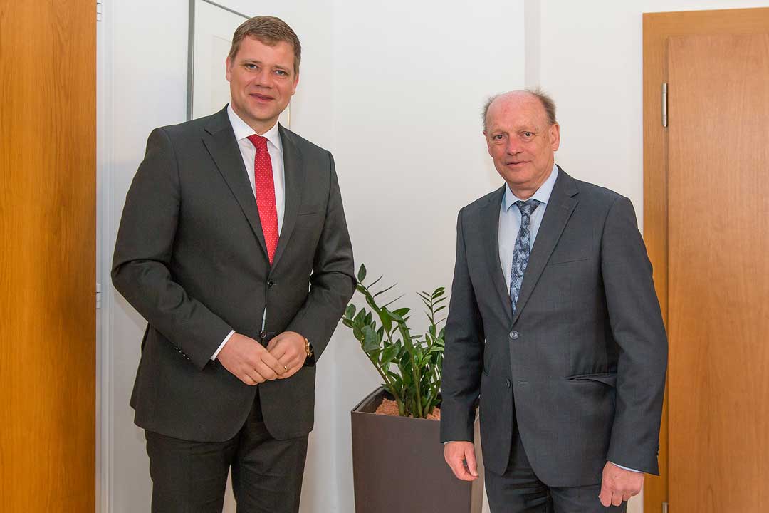 Bezirkstagspräsident Dr. Olaf Heinrich und Hans-Peter Summer (rechts), erster Vorsitzender der Lebenshilfe Landshut (Foto: Bezirk Niederbayern/Bäter)