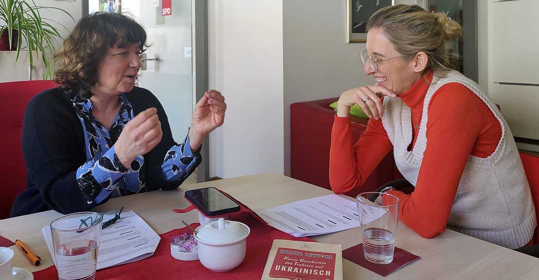 v.l.: Ruth Müller, MdL im Gespräch mit der Dekanin Dr. Nina Lubomierski (Foto: Sigrid Altweck)