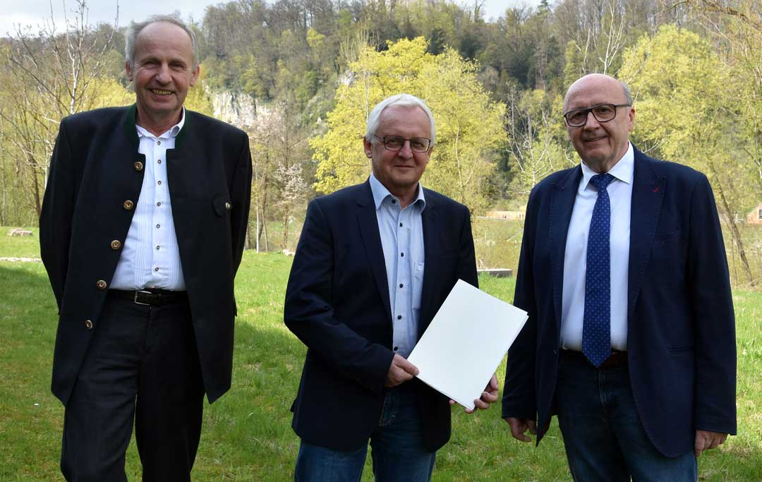 v.l.: Franz Stiglmaier - Bürgermeister Attenhofen - der geehrte Helmut Rührich sowie Landrat Martin Neumeyer (Foto: Lukas Sendtner/Landratsamt Kelheim)