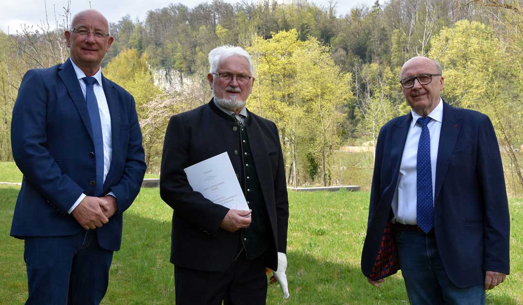 v.l.:  Manfred Baumann, der geehrte Ludwig Schinn sowie Landrat Martin Neumeyer (Foto: Lukas Sendtner/Landratsamt Kelheim)