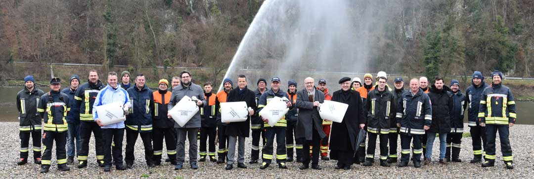 Insgesamt 12 Feuerwehren aus dem Landkreis Kelheim durften sich am Dienstag (05.04.) über sogenannte Schwimmsauger freuen. (Foto: Lukas Sendtner, Landratsamt Kelheim)
