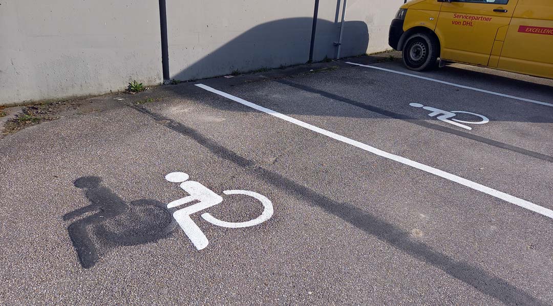 Am Wöhrdplatz in Kelheim wurde eine ACE-Anregung umgesetzt: Der zu schmale Behindertenparkplatz wurde aufgelassen – stattdessen gibt es nun zwei Behindertenparkplätze, die mit einer Länge von fünf Metern und einer Breite von 3,5 Metern der vorgegebenen Norm entsprechen (Foto: Hildebrand/ACE)