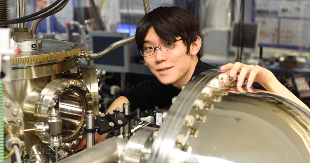 Der Marburger Physiker Dr. Suguru Ito führte an einer Ultrahochvakuum-Apparatur die Messungen durch, die den schnellen Aufbau exotischer Quantenzustände nachwiesen. (Foto: © Jens Güdde)