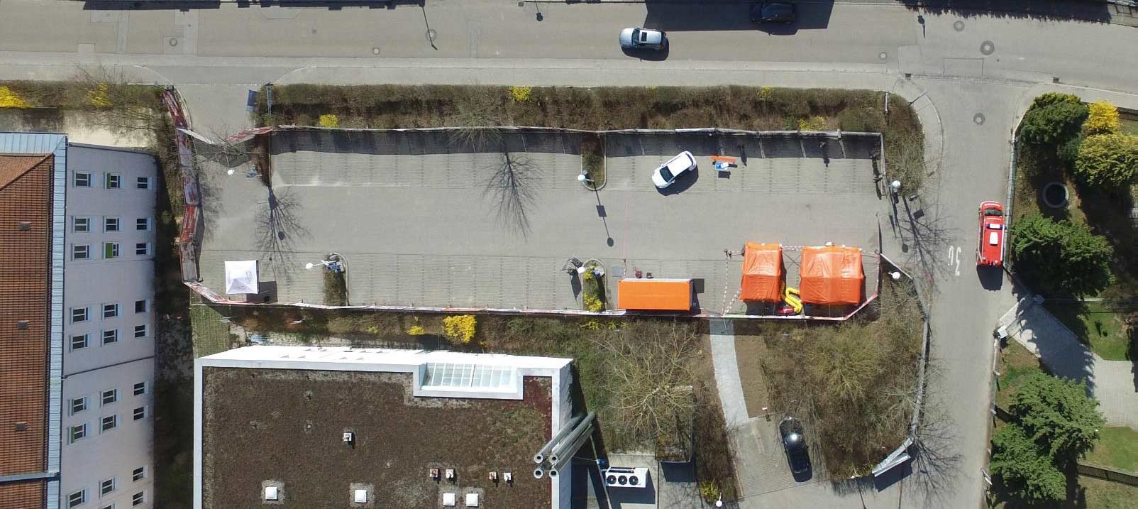 Luftbild des wegen der Corona-Pandemie geänderten Zugangs zur Ilmtalklinik Mainburg (Foto: Landkreis Kelheim)