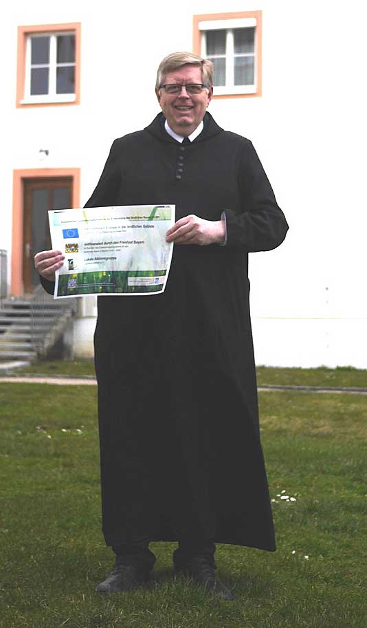 Pater Franz präsentiert den Bewilligungsbescheid zur LEADER-Förderung (Foto: Klaus Amann)