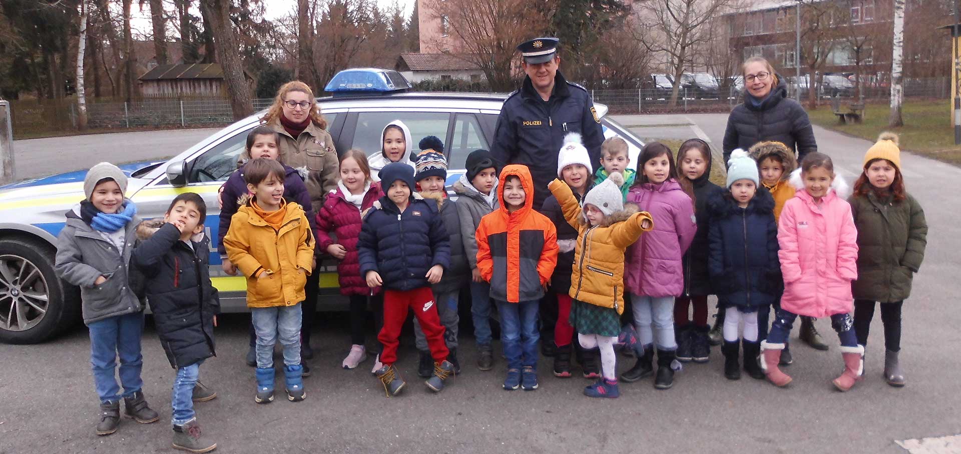 Polizeibeamter Hoffmann mit der Kindergruppe des Städtischen Kindergartens 
