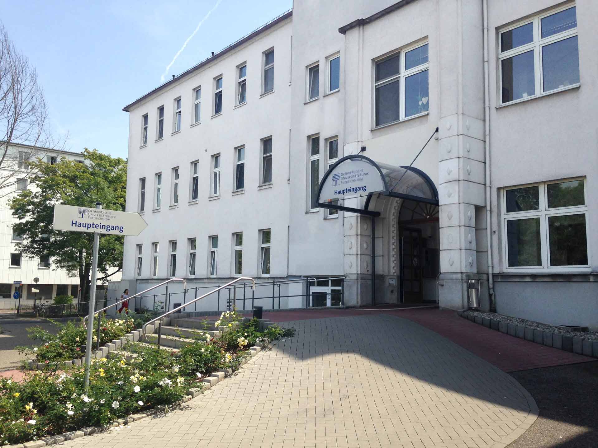Haupteingang Orthopaedische Universitaetsklinik Friedrichsheim (Foto: Universitätsklinik Friedrichsheim)