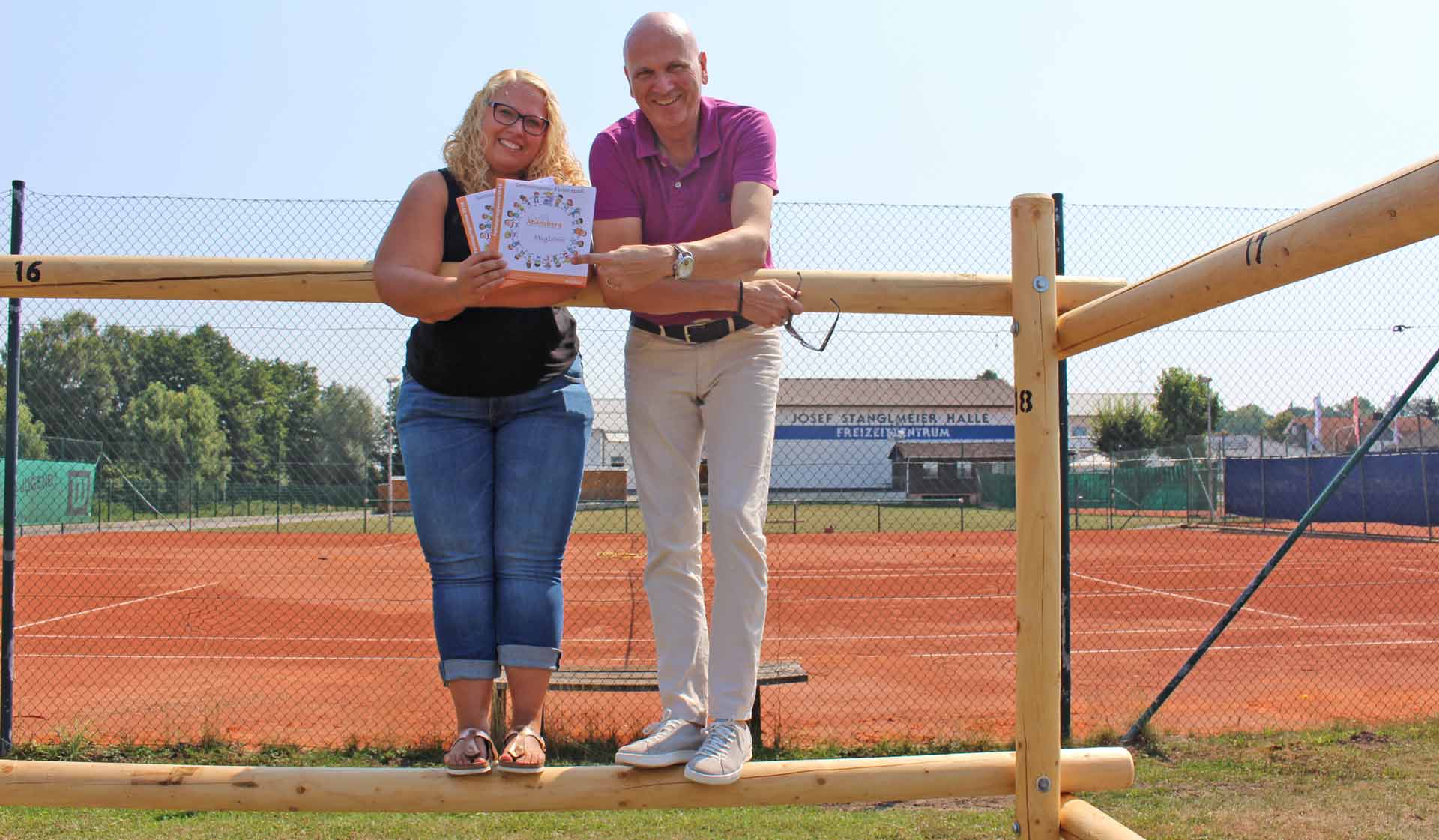 Ines Geltl und Abensbergs 1. Bürgermeister Dr. Uwe Brandl auf dem Gelände der Spielwoche 2018 (Foto: Ingo Knott/Stadt Abensberg)