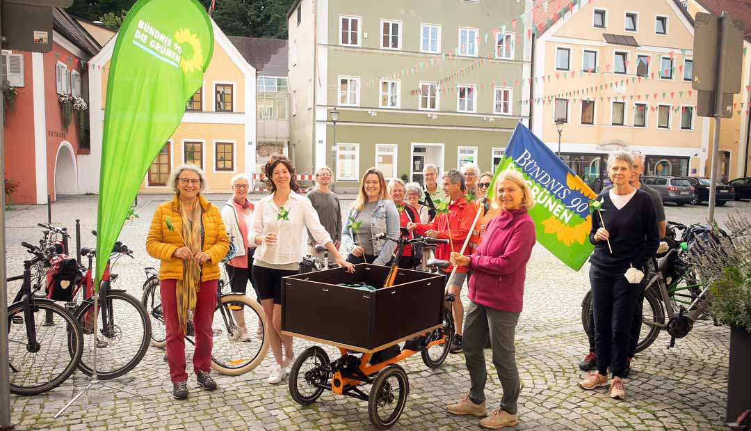 Aufbruch zur Weiterfahrt in Mainburg. Maria Krieger (3. von links) mit Teilnehmer*innen an der Radltour. (Foto: Fabian Helmich)