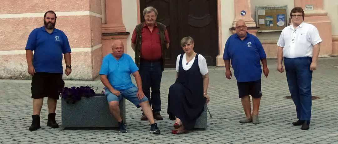 Die Vorstandschaftsmitglieder der Bayernpartei im Kreisverband Kelheim mit Gast Robert Prado-Diaz vor der Klosterkirche in Rohr  (Foto: Sieglinde Geisenfelder)
