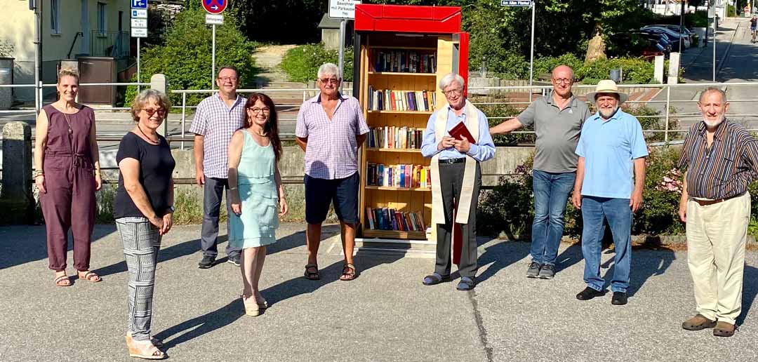 Geistlicher Rat Pfarrer Rupert Fischberger mit Helfern und Unterstützern des Projektes Bücherhäusl (Foto: SPD-Landshut)