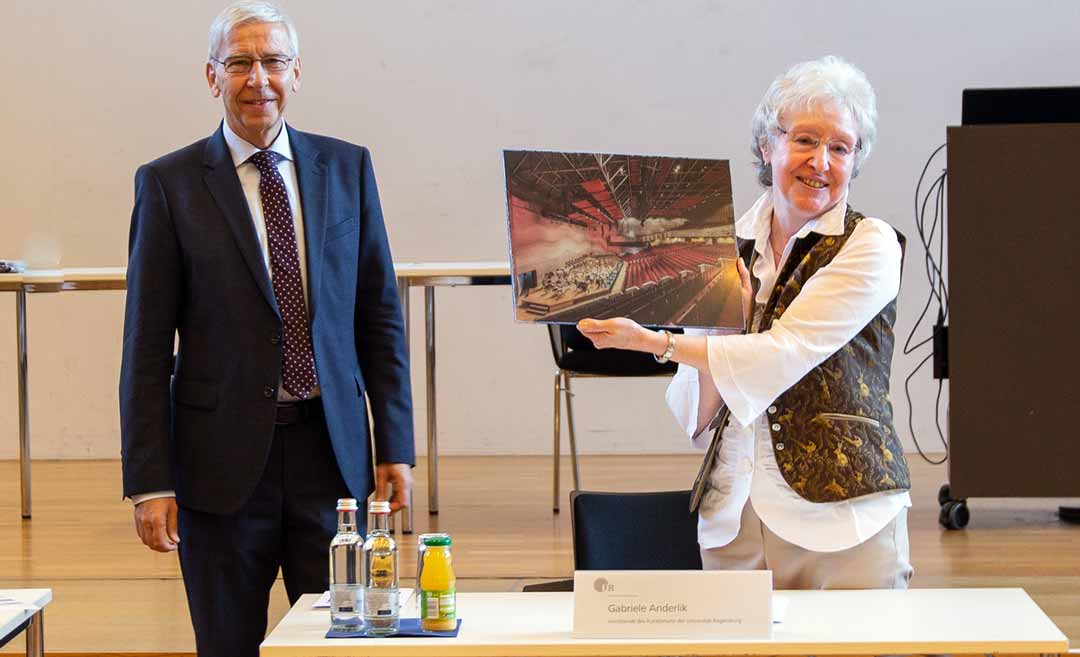 Gabriele Anderlik wurde von Universitätspräsident Prof. Dr. Udo Hebel nach neun Jahren als Kuratoriumsmitglied verabschiedet. (Foto: © UR/Ramona Zitzelsberger)