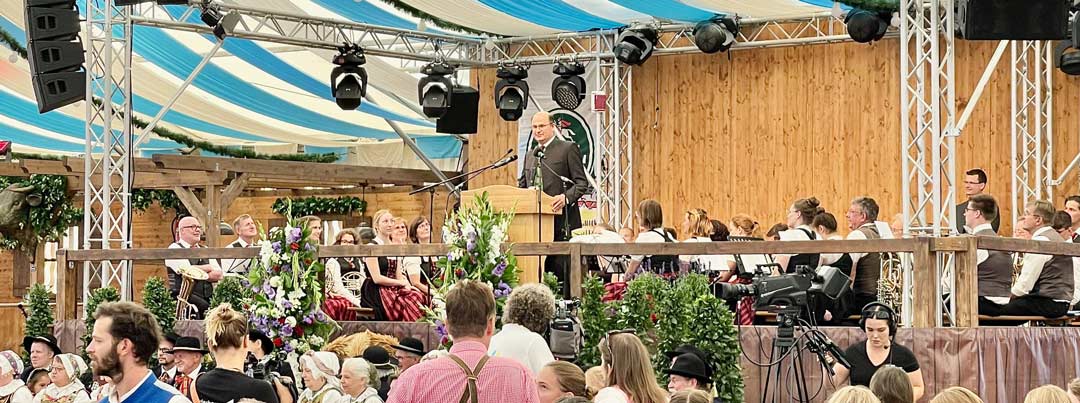 Bayerns Finanz- und Heimatminister eröffnete im Festzelt "Genussarena Wenisch" das diesjährige Gäubodenvolksfest im niederbayerischen Straubing. (Foto: obx-news/Jens Henning-Billon)