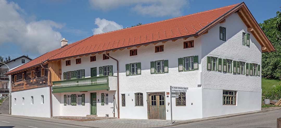 Die Moosthenniger Schmiede wurde 1818 in Blockbauweise errichtet und wird heute als Wohnhaus genutzt. Die Schmiede soll künftig Interessierten als authentisches Beispiel für das Handwerk im 19./20. Jahrhundert zugänglich gemacht werden.  (Foto: Herbert Stolz / Büro für Denkmalpflege und Architektur Dietrich)