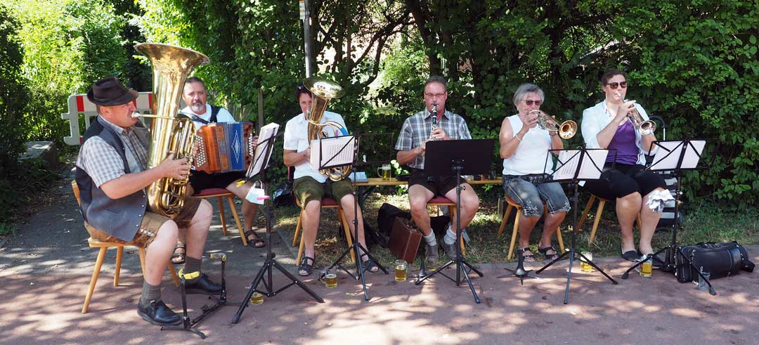 Die "Deinger Hausmusi" sorgte in bewährter Weise für die musikalische Begleitung des Sommerfestes (Foto: br-medienagentur)