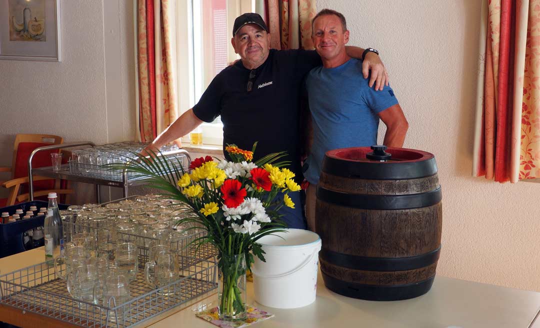 Stefan (links) und Joachim von der Haustechnik waren die Schankkellner des Sommerfestes (Foto: br-medienagentur)
