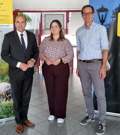 MdB Florian Oßner (links) erarbeitet Lösungen mit Katharina Ziegler und Andreas Kießling (rechts) für die Energiewende in Bayern. (Foto: Maria Rohrmeier)