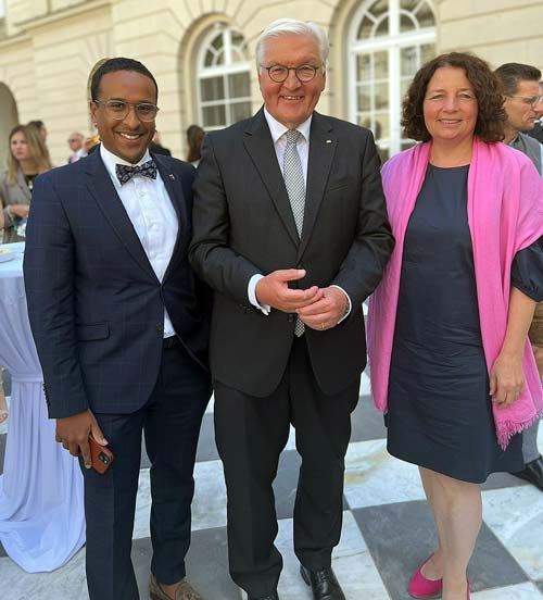 Die Generalsekretäre der BayernSPD: Dr. Nasser Ahmed, (links) Ruth Müller, MdL (rechts) mit Bundespräsident Frank-Walter Steinmeier (Mitte) (Foto: SPD-Niederbayern)