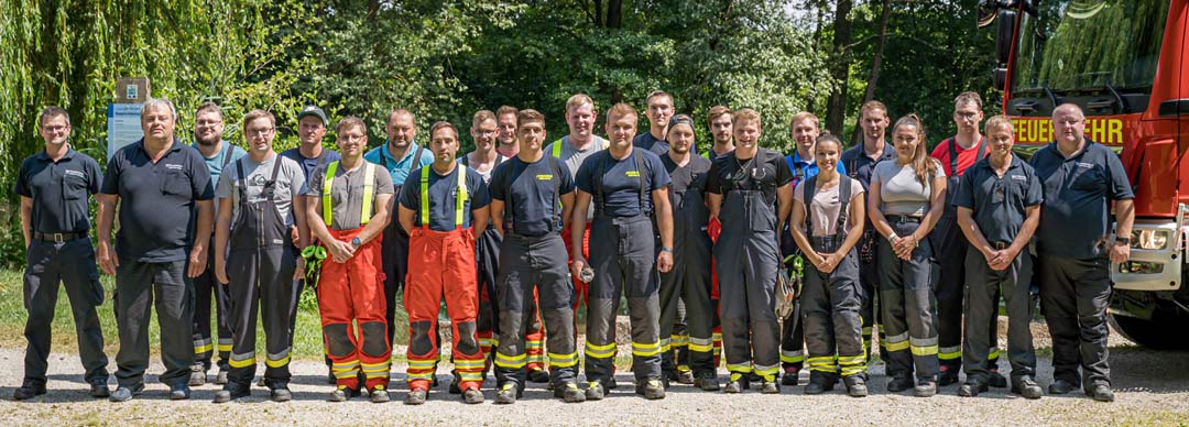 18 Feuerwehrmänner und zwei Feuerwehrfrauen haben den Maschinistenlehrgang erfolgreich abgeschlossen (Foto: Philipp Reil)